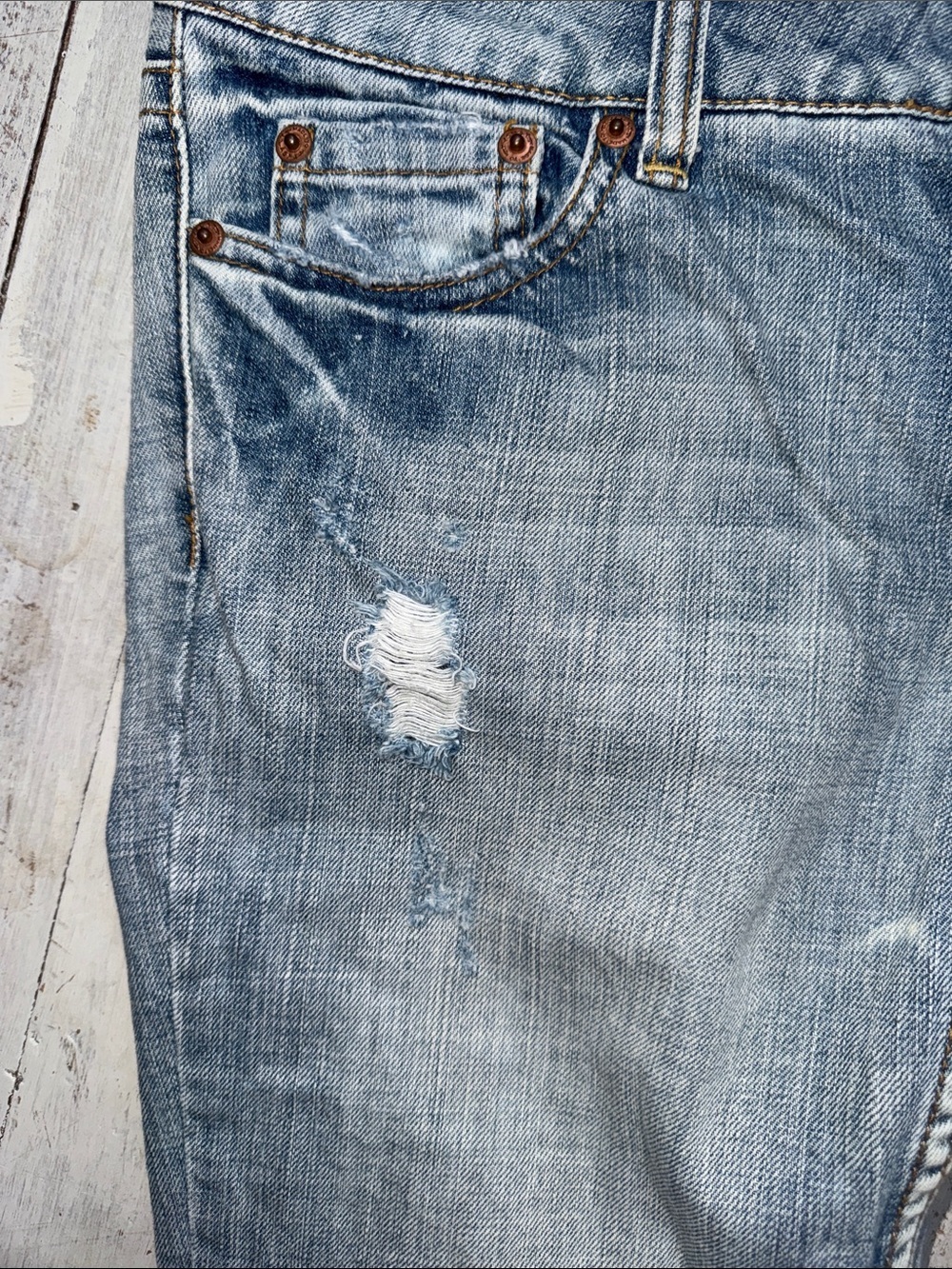 American Eagle Outfitters faded blue distressed jeans - Picture 3 of 9